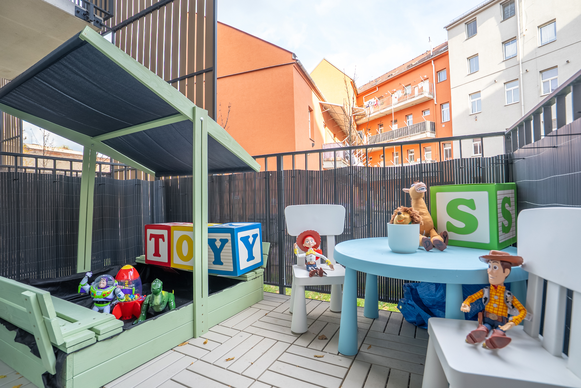 Toy Adventure — venkovní terasa s dětským koutkem